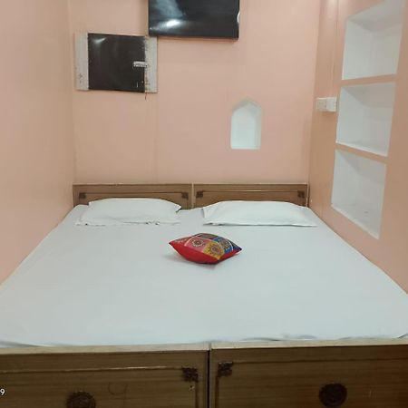 Ganga Paying Guest House فاراناسي الغرفة الصورة