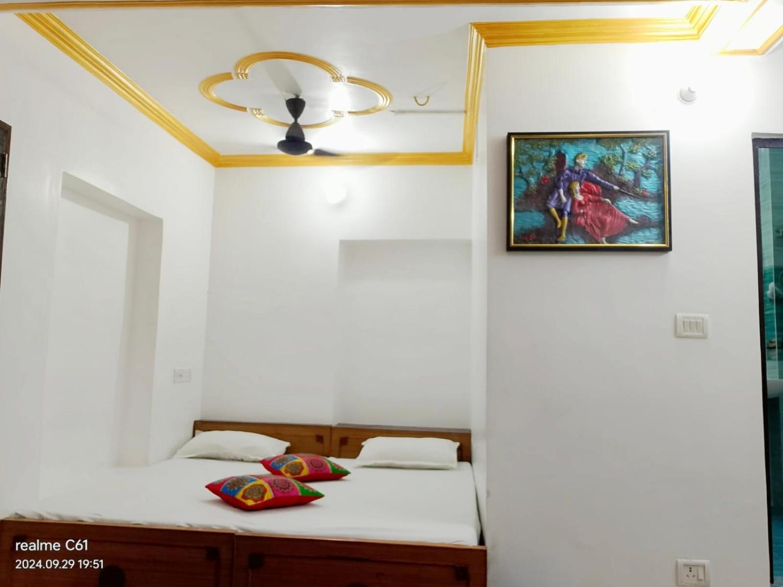 Ganga Paying Guest House فاراناسي الغرفة الصورة